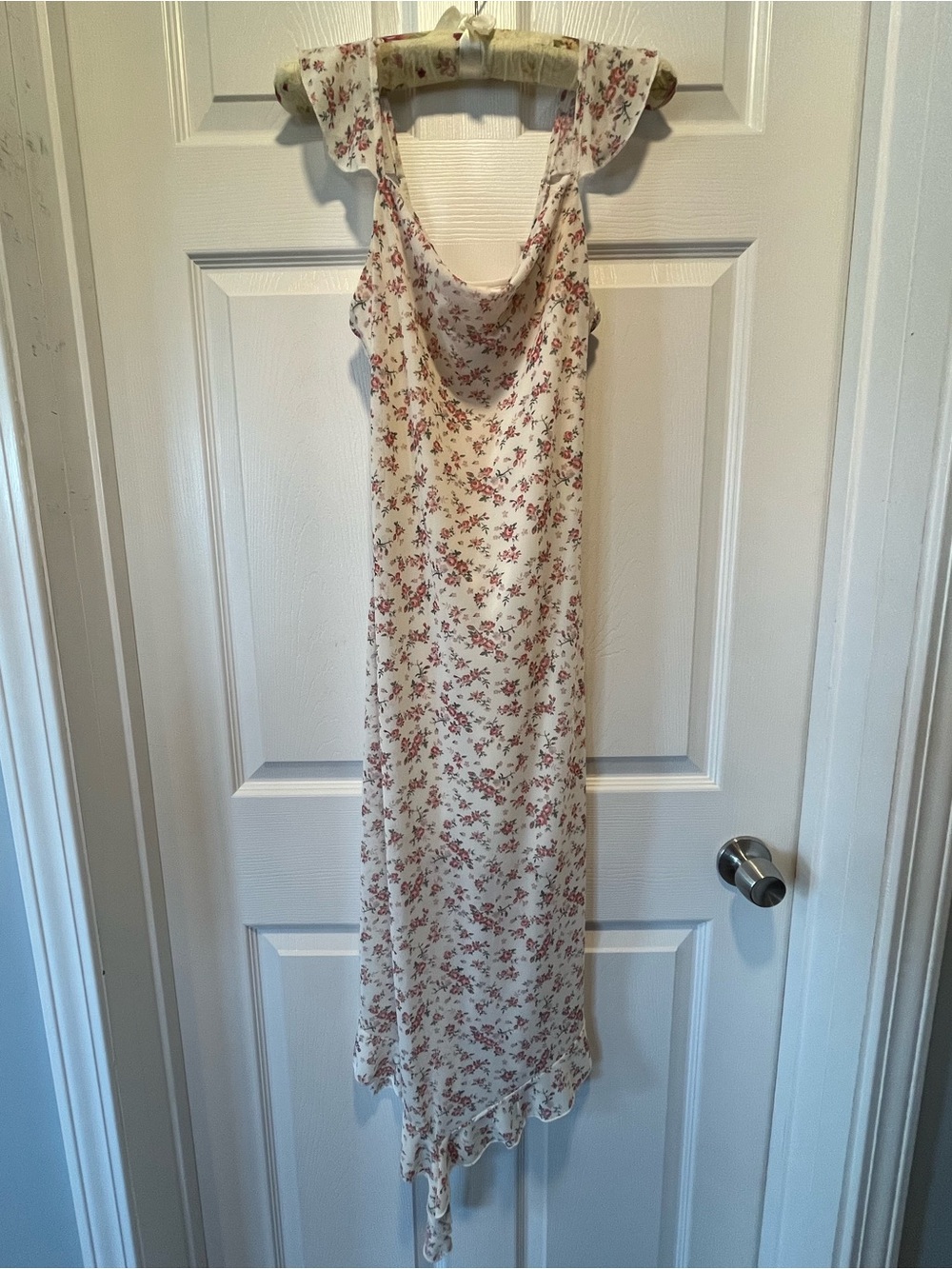 Kirious floral handkerchief dress
Size: X Small
Color: Cream w/ Pink Flowers